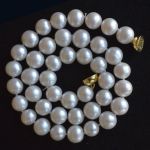 10-mm-witte-zoetwaterparel-collier-magneet-slot