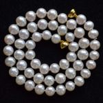 8-mm-witte-zoetwaterparel-collier-magneet-slot