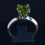 18-karaat-gouden-stapelbare-2lips-peridot-ring-dutch-design-david-aardewerk