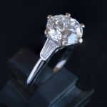 tijdloze-klassieke-3-ct-d-kleur-vvs-lab-grown-diamanten-solitaire-ring-met-tapperd-baguettes