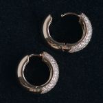 rose-gouden-pave-gezette-3-ct-lab-grown-diamanten-creolen-huggie-oorbellen