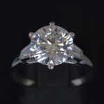 tijdloze-klassieke-3-ct-d-kleur-vvs-lab-grown-diamanten-solitaire-ring-met-tapperd-baguettes