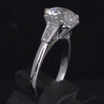 tijdloze-klassieke-3-ct-d-kleur-vvs-lab-grown-diamanten-solitaire-ring-met-tapperd-baguettes
