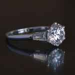 tijdloze-klassieke-2-ct-d-kleur-vvs-lab-grown-diamanten-solitaire-ring-met-tapperd-baguettes