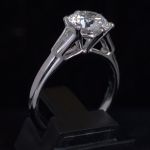 tijdloze-klassieke-2-ct-d-kleur-vvs-lab-grown-diamanten-solitaire-ring-met-tapperd-baguettes