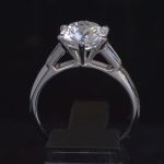 tijdloze-klassieke-2-ct-d-kleur-vvs-lab-grown-diamanten-solitaire-ring-met-tapperd-baguettes