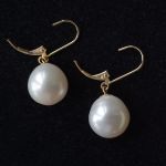 witte-zoetwater-11-x-11-x-14-mm-parel-14-karaat-geel-gouden-scharnierende-oorhanger-brisures