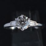 tijdloze-klassieke-1-ct-d-kleur-vvs-lab-grown-diamanten-solitaire-ring-met-tapperd-baguettes