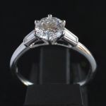 tijdloze-klassieke-1-ct-d-kleur-vvs-lab-grown-diamanten-solitaire-ring-met-tapperd-baguettes