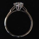 tijdloze-klassieke-1-ct-d-kleur-vvs-lab-grown-diamanten-solitaire-ring-met-tapperd-baguettes