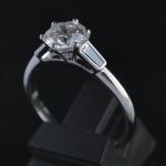 tijdloze-klassieke-1-ct-d-kleur-vvs-lab-grown-diamanten-solitaire-ring-met-tapperd-baguettes
