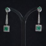 platina-diamant-colombiaanse-smaragd-oorbellen-art-deco-stijl