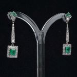 platina-diamant-colombiaanse-smaragd-oorbellen-art-deco-stijl