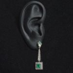 platina-diamant-colombiaanse-smaragd-oorbellen-art-deco-stijl
