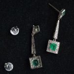 platina-diamant-colombiaanse-smaragd-oorbellen-art-deco-stijl