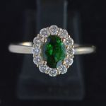 ovale-groene-algtantwerpen-gecertificeerde-groene-tsavoriet-entourage-ring-geel-goud-ronde-conflictvrije-diamanten-cluster-verlo