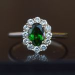 ovale-groene-algtantwerpen-gecertificeerde-groene-tsavoriet-entourage-ring-geel-goud-ronde-conflictvrije-diamanten-cluster-verlo