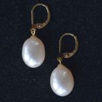 witte-zoetwater-11-x-11-x-15-mm-parel-18-karaat-geel-gouden-scharnierende-oorhanger-brisures