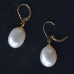 witte-zoetwater-11-x-11-x-15-mm-parel-18-karaat-geel-gouden-scharnierende-oorhanger-brisures