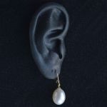witte-zoetwater-11-x-11-x-15-mm-parel-18-karaat-geel-gouden-scharnierende-oorhanger-brisures