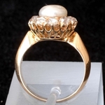 natuurlijke-bouton-vormige-parel-ring-gezet-met-10-briljant-geslepen-diamanten