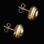 14-karaat-geelgouden-oorstekers-met-twee-cabochon-geslepen-groene-toermalijnen
