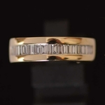 geel-gouden-halve-alliance-ring-met-baguette-geslepen-diamanten