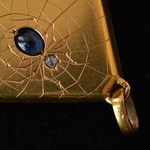 gouden-medaillon-spin-in-web-circa-1880