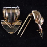 een-stel-geel-gouden-clip-broches-cartier-van-cleef-arpels-raymond-yard-art-deco-retro